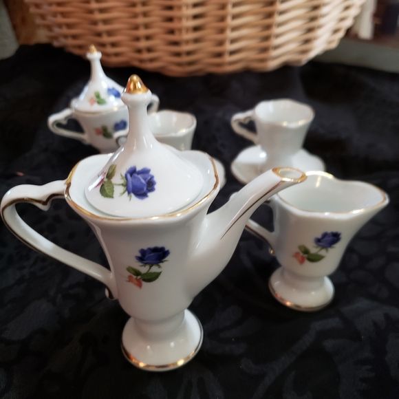 Vintage Child's Tea Set - Picture 9 of 10